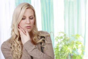 woman with toothache needs emergency dentist in Carrollton